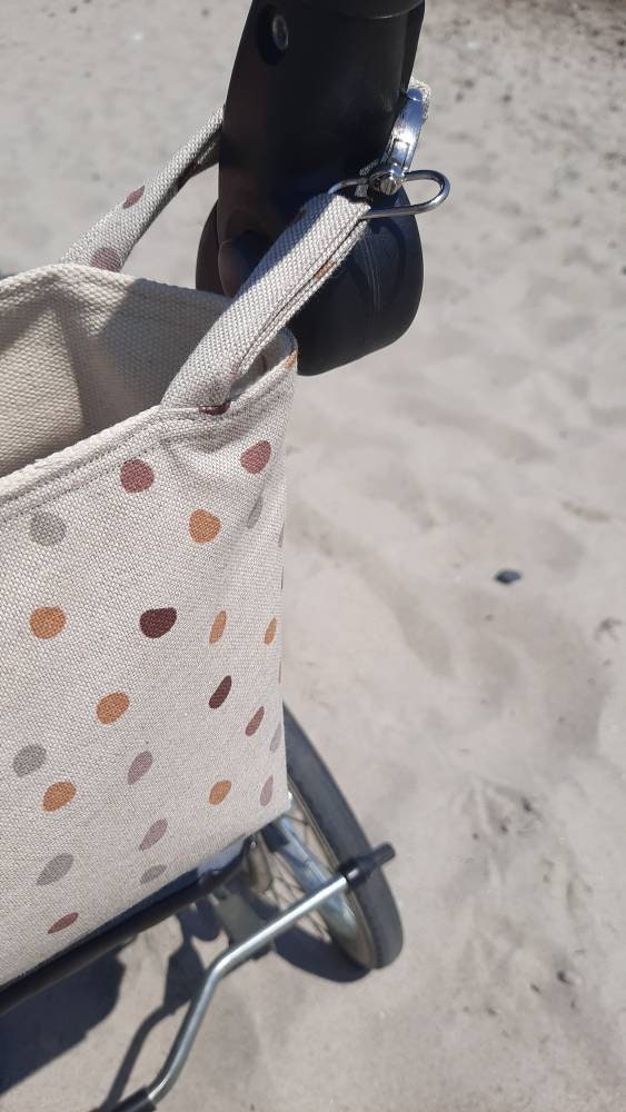 Kleine Kinderwagentasche als Buggy-Organizer im Leinenlook mit hübschen Punkten