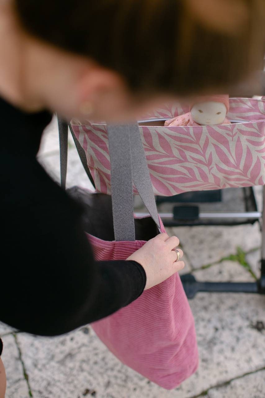 Kinderwagentasche als Buggy-Organizer in Rosé