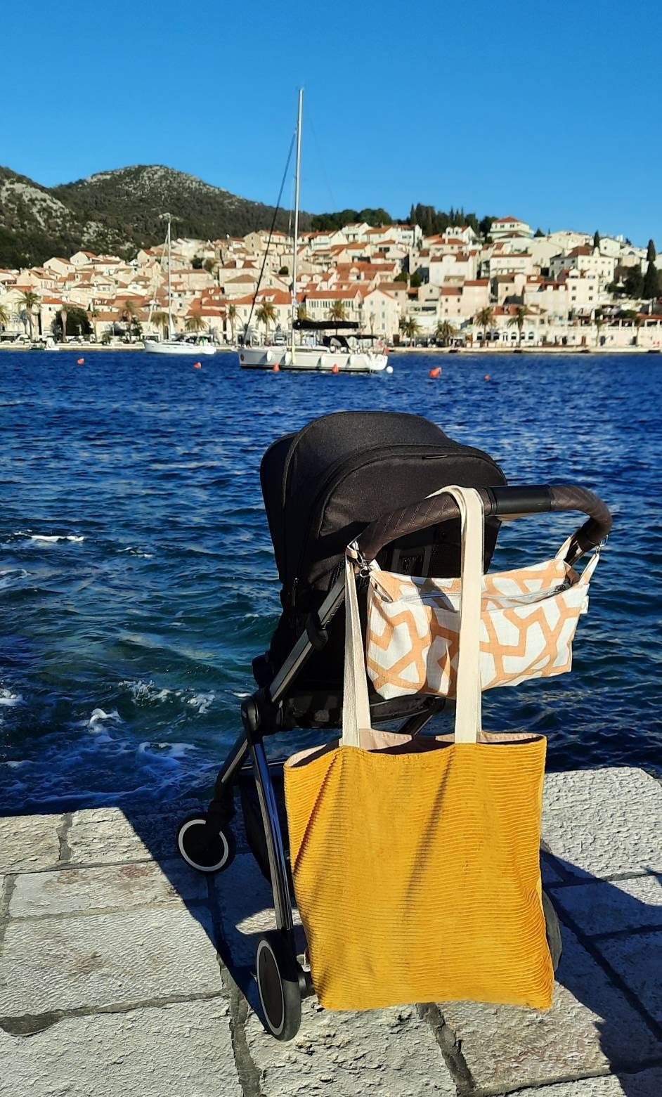 Kleine Kinderwagentasche als Buggy-Organizer im modernen Design