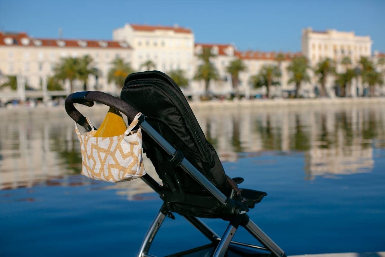 Kleine Kinderwagentasche als Buggy-Organizer im modernen Design